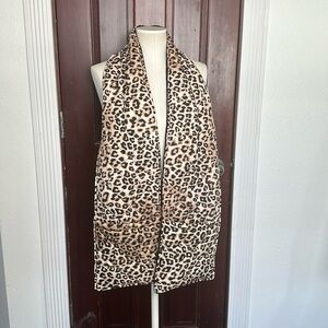 Chicos quilted reversible, leopard and black scarf with pockets